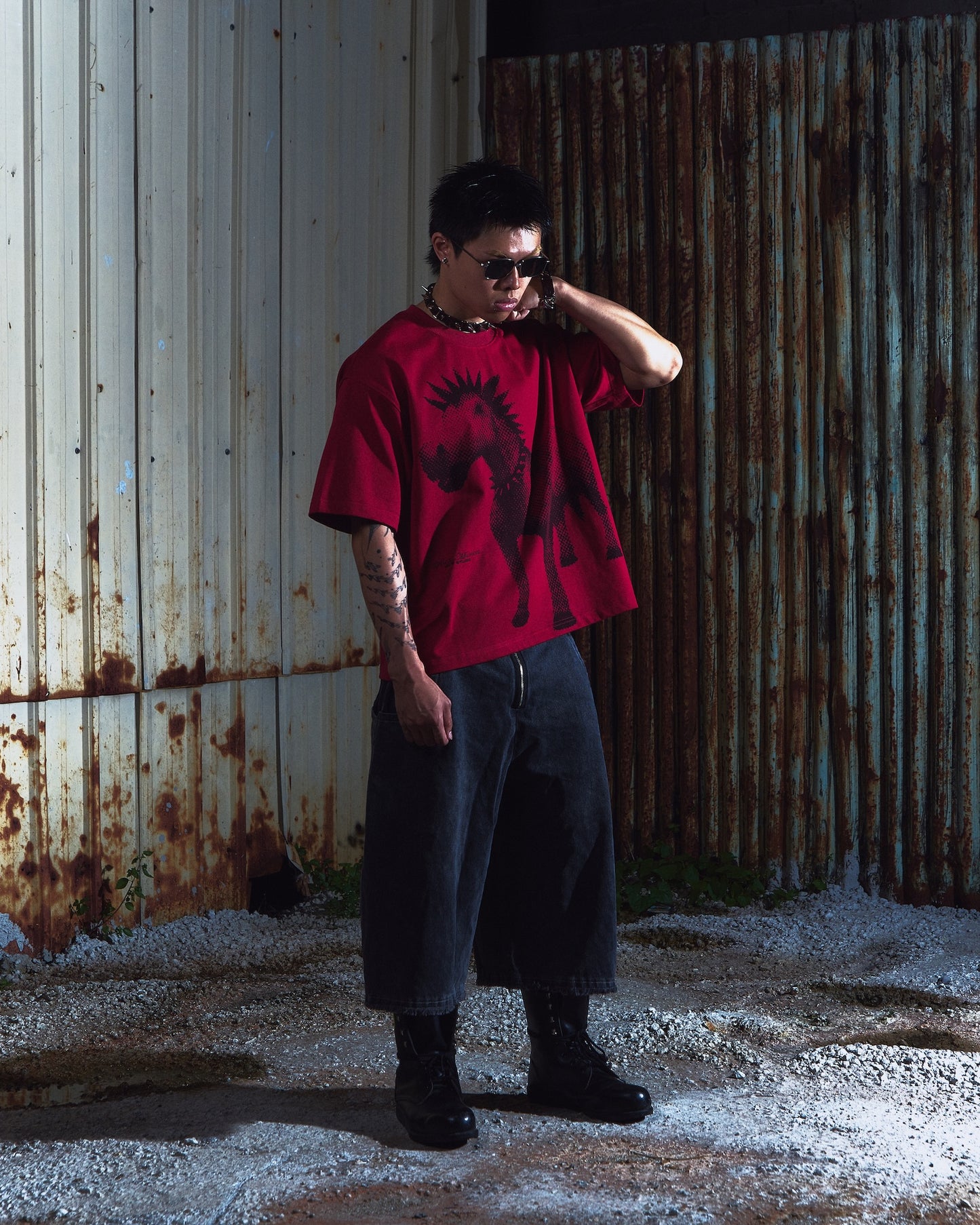 SOCIETY | Aerodyne Int Chcky Horse Tee Red - SWAGANZ