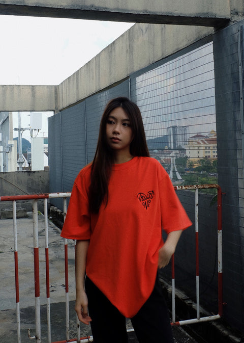 TRUST NO ONE | Embroidery Basic Logo Tee Red