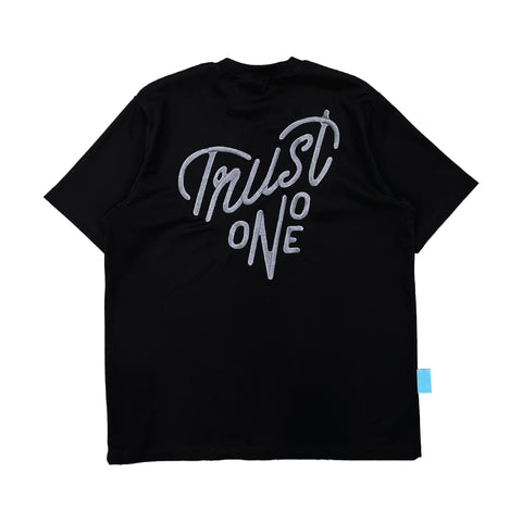 TRUST NO ONE | Embroidery Basic Logo Tee Black